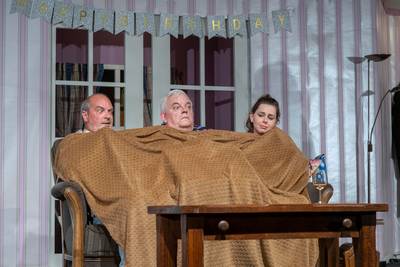 Theatergroep Neerkant geeft publiek met Tel uit je winst-klucht waar het voor komt: vermaak