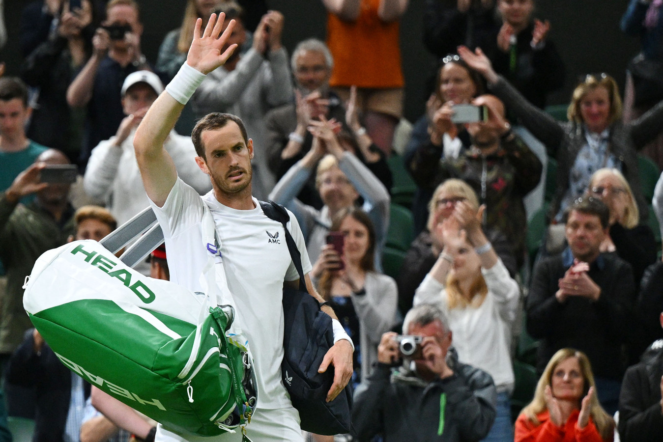 Andy Murray bedankt het publiek na zijn nederlaag tegen John Isner.