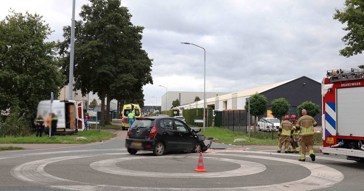 Ongeluk in Waalwijk: bestelbus rijdt tegen hekwerk, één gewonde.
