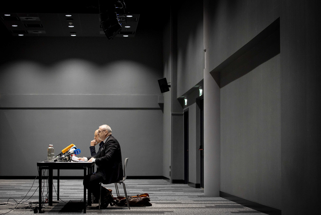 Advocaten Peter Schouten (vooraan) en Onno de Jong geven op 1 maart een reactie op het rapport van de Onderzoeksraad voor Veiligheid over de beveiliging van vertrouwenspersoon Peter R. de Vries, advocaat Derk Wiersum en de broer van kroongetuige Nabil B. Nog geen twee weken later wordt bekend dat ze B. niet meer bijstaan. Beeld Koen van Weel/ANP