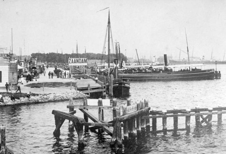 1910: de boot naar Zaandam achter het Centraal Station. Beeld anp