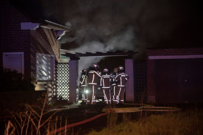 De achterbouw van een woning op Westremdries brandde volledig uit.