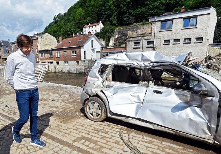De Waalse minister-president Elio Di Rupo overschouwt de schade in Pepinster. Beeld Photo News