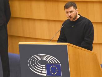 Waarom draagt president Zelensky plots een zwarte trui in plaats van typische groene legerkleding?