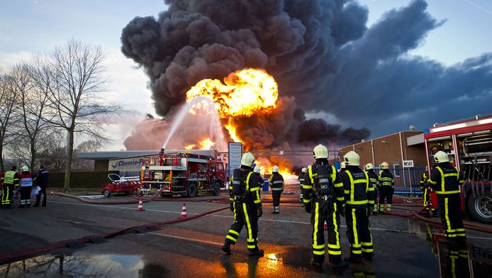 Onder andere de brandweer werd onvoldoende beschermd tijdens het bestrijden van de brand in Moerdijk. © ANP