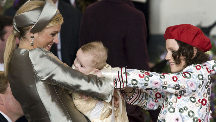 InÃ©s Zorreguieta overhandigt prinses Ariane aan prinses MÃ¡xima tijdens de doop.