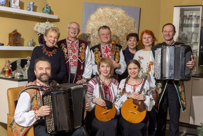 De band in Uzory in traditionele klederdracht. Helemaal rechts Olexandr Dobrovolskyy met accordeon. De dames op de voorgrond bespelen de domra. Links in de zwarte trui Gea werdekker, eigenaar van artiestenbureau Kwitka.