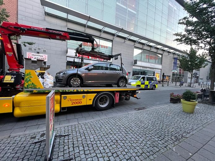 Auto weggesleept in Anneessensstraat