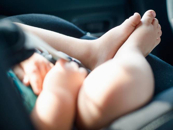 In hete auto achtergelaten babymeisje sterft terwijl ouders in de kerk zitten