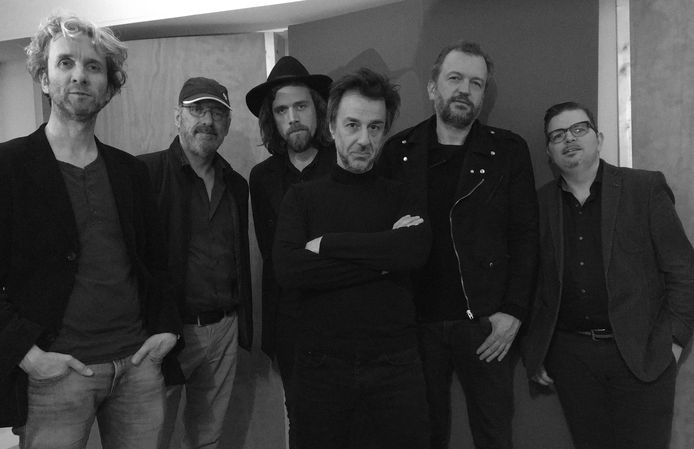 Eric van Dijsseldink (uiterst links) met de leden van de band uit de voorstelling A Tribute to George Harrison.