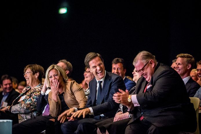 Jeanine Hennis (l), Mark Rutte en partijvoorzitter Henry Keizer (r) tijdens een VVD-voorjaarscongres