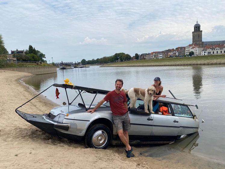 Omgebouwde auto van Erik Jan en Marit vaart over de IJssel