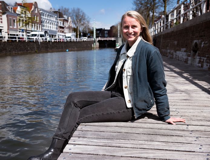 De jonge arts Nina Oldejans wil best als huisarts in krimpregio Twente werken. Graag zelfs, maar de regeltjes rond de verdeling van de opleidingsplekken maken het moeilijk. zo lost Twente zijn huisartsentekort niet op.