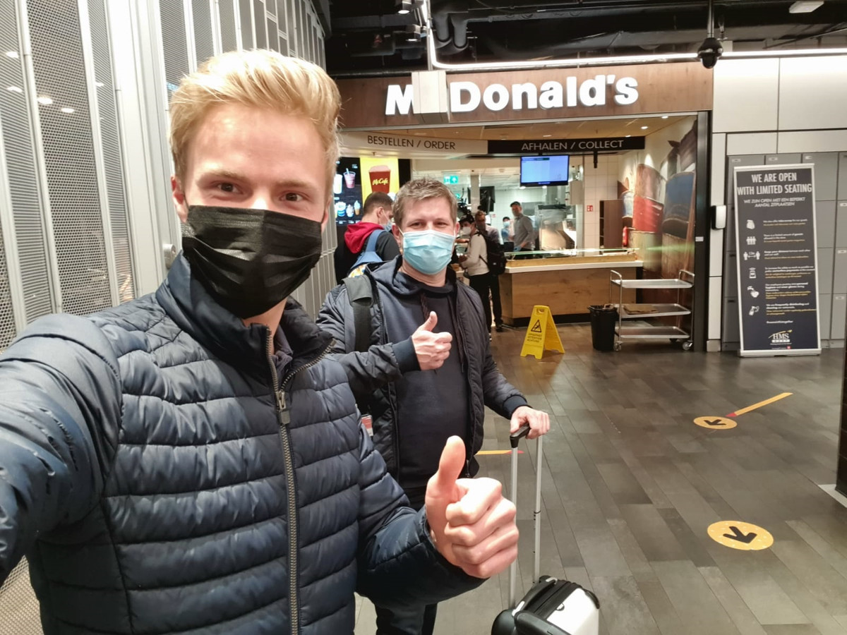 Martin en Koen op Schiphol.