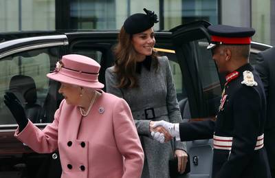 Queen Elizabeth en Kate bezoeken Londense universiteit