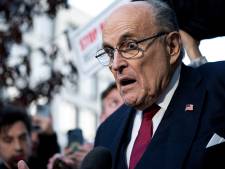 Liegen over Trumps ‘overwinning’ kostte Rudy Giuliani 136 miljoen, maar de oud-president gaat hem niet helpen