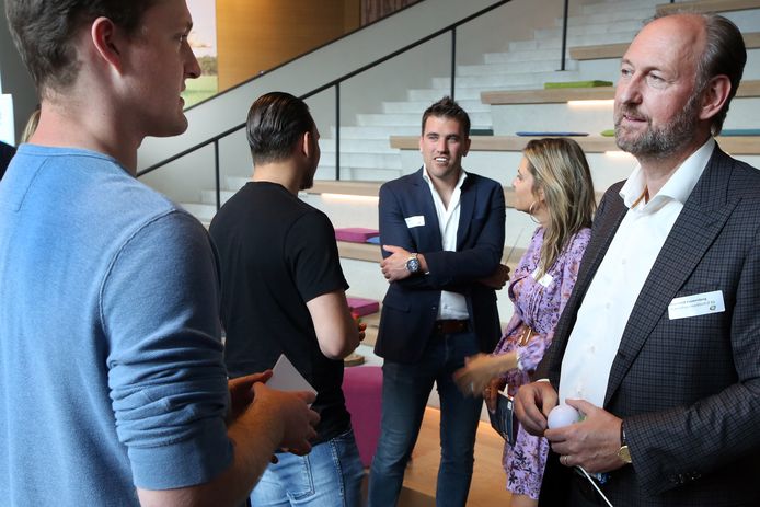 Curio-student Yoran Snaaijer (L) in gesprek met ondernemer Raymond Kouwenberg (R).