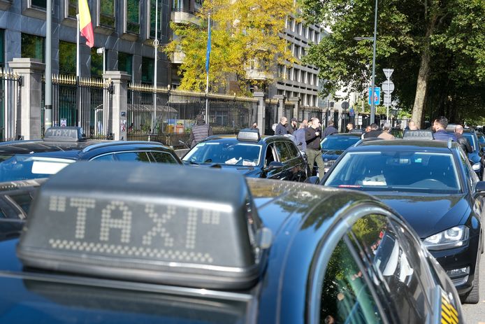 Heel wat taxi’s verzamelden aan het kabinet van minister-president Rudi Vervoort (PS) en het Brussels Parlement.