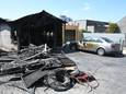 De garage achter een woning langs de Meensesteenweg in Roeselare brandde helemaal uit. Ook een geparkeerde auto liep behoorlijk wat schade op.