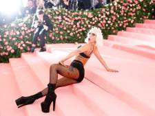 Lady Gaga maakt flinke smak van podium