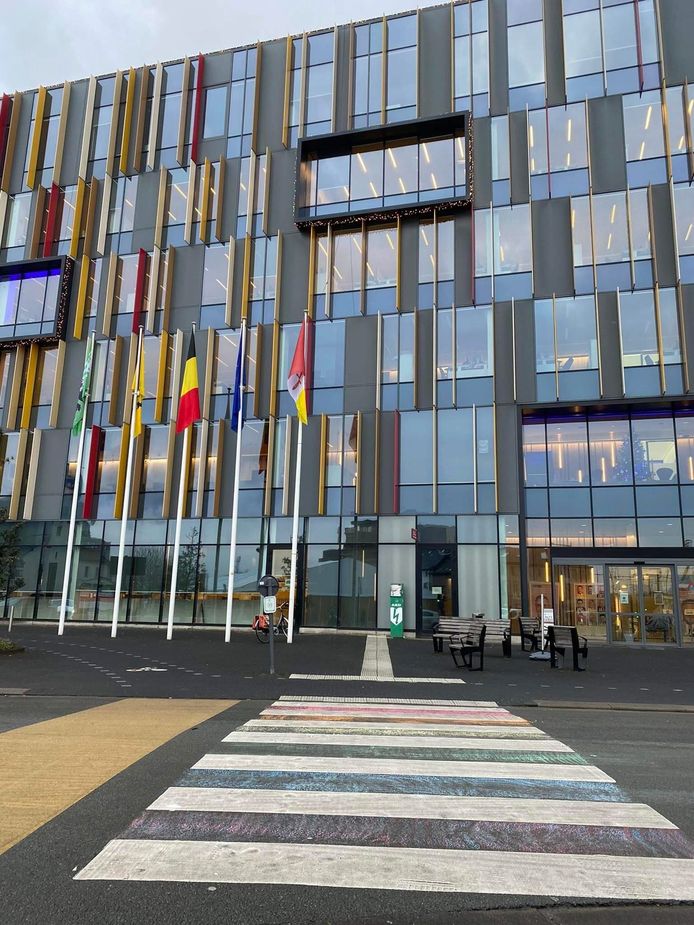Het zebrapad voor het stadhuis van Aalst in regenboogkleuren.