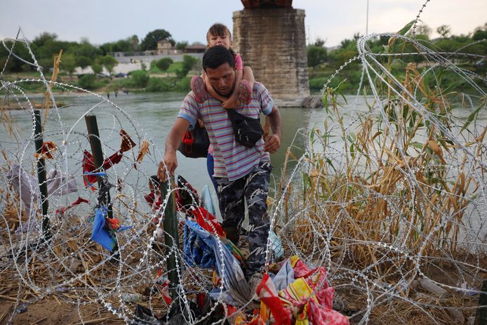 Migranten steken de Rio Grande over vanuit Mexico in de VS. Beeld van 26 september.