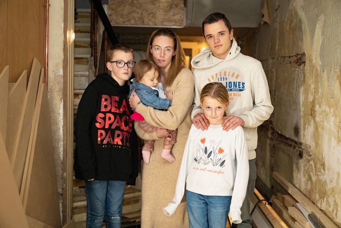 Kjel, Tiffany en hun kinderen Noah, Fleur en Vesper in hun woning die nog heel wat renovatie nodig heeft.