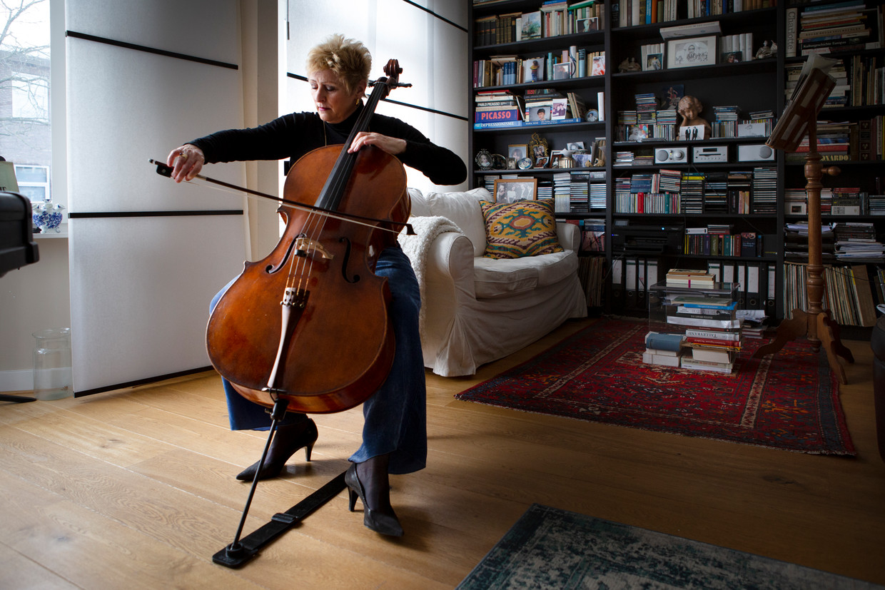 Cellist Caecilia van Hoof maakt zich op voor een emigratie naar Macedonië. Beeld Pauline Niks