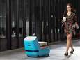 Op Schiphol draagt robot uw koffer en toont u de weg