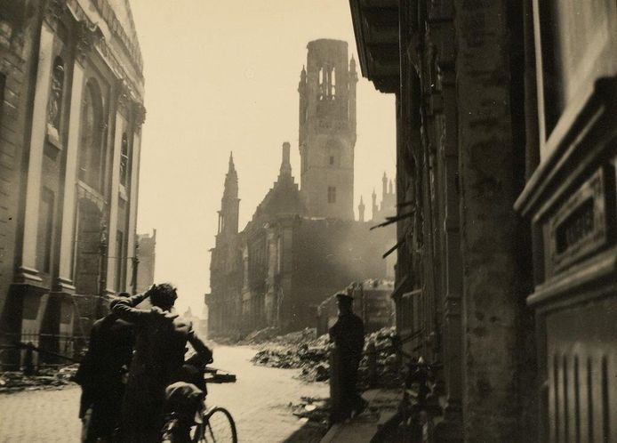 Middelburg, eind mei 1940: Op 17 mei 1940 wordt Middelburg getroffen door Duits en Frans artillerievuur en Duitse vliegtuigbommen. Een groot deel van het oude centrum gaat in vlammen op, waaronder het beroemde stadhuis. fotograaf Cornelis P. Snijders/ Zeeuws Archief