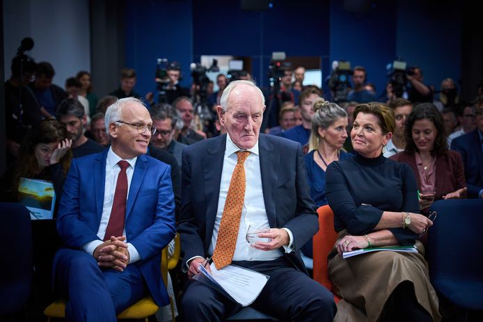 Ministers Piet Adema van Landbouw (links) en Christianne van der Wal van Natuur en Stikstof (rechts) kijken naar Johan Remkes na afloop van de presentatie van zijn stikstofrapport. ANP PHIL NIJHUIS