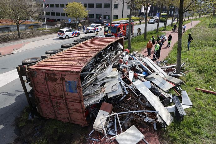 Een vrachtwagen is vanochtend gekanteld op de Laan van Beens in Rijswijk.