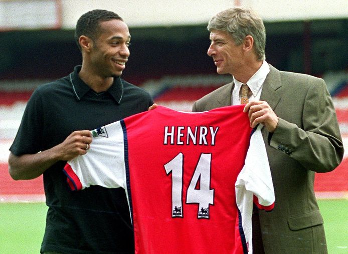 Augustus 1999: Wenger poseert met Thierry Henry, die net is overgekomen van Juventus.