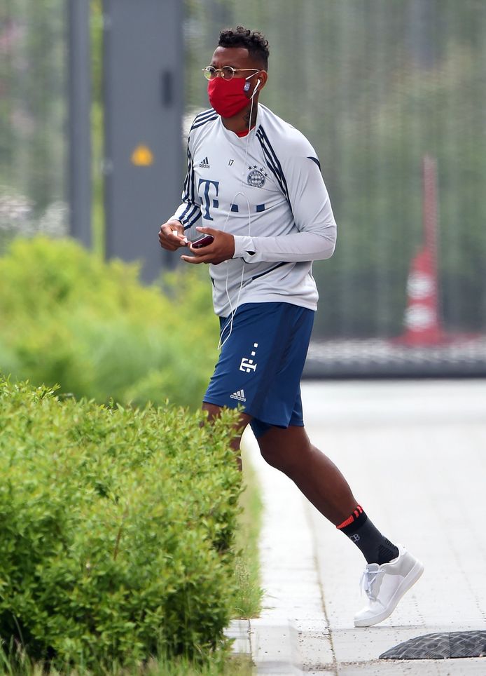 Jerome Boateng  met een mondmasker