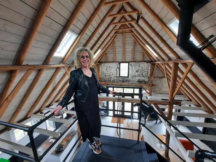 Annemarie Dirksen (55) op de vide in de woonboerderij.