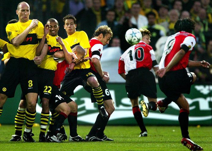 Pierre van Hooijdonk neem het Dortmund-doel onder vuur. Deze vrije trap gaat op de paal. Later is het wel raak.