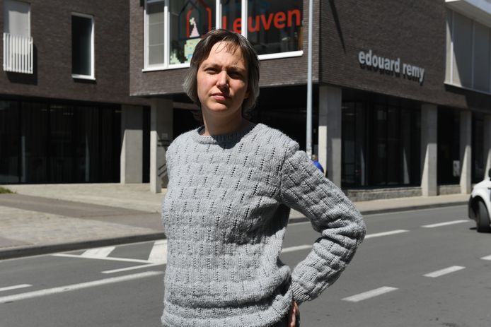 Schepen Bieke Verlinden (sp.a) ziet naast de eerste zorgnoden nog meer voordelen in het platform Leuven Helpt waaronder buren die elkaar beter leren kennen.