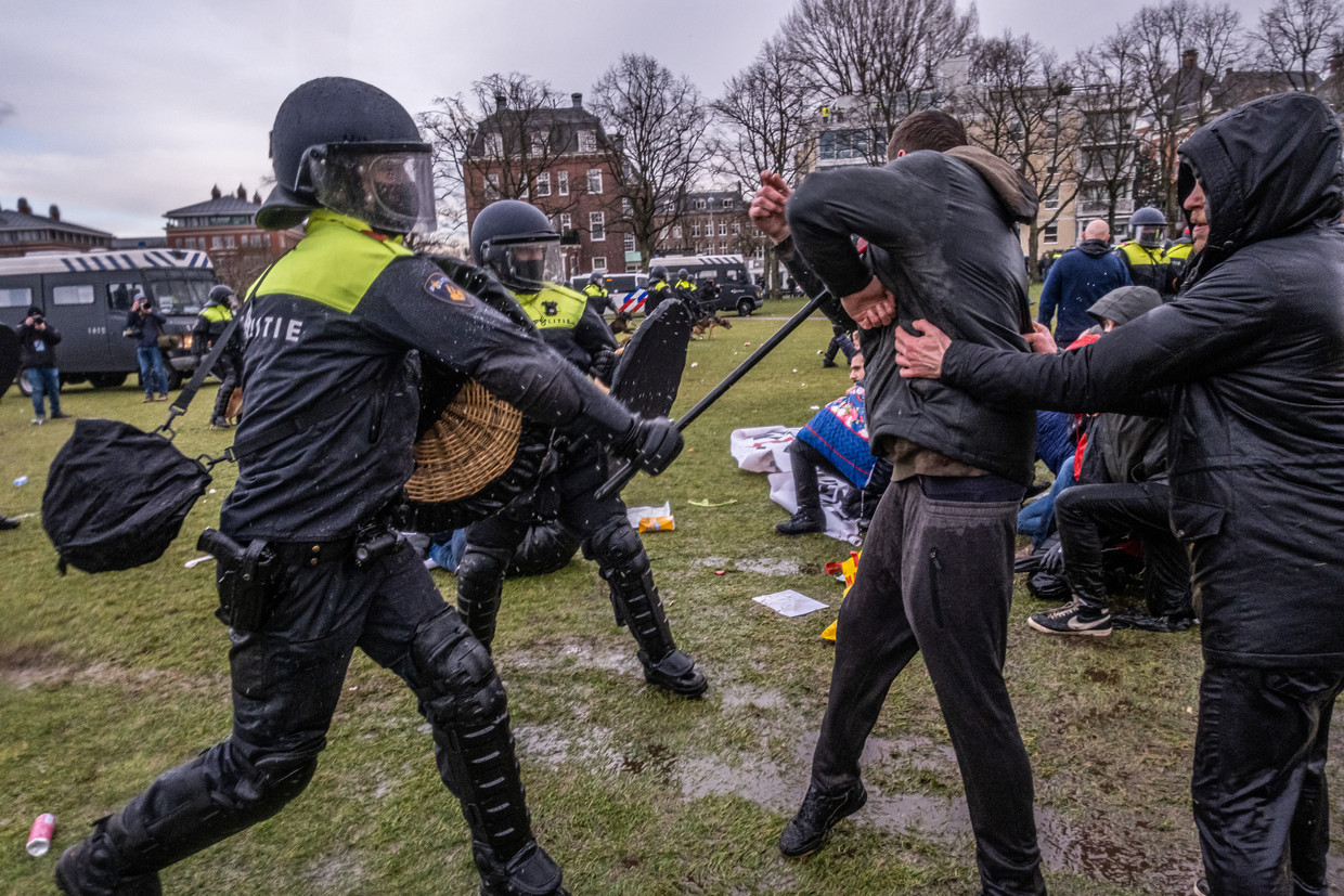 Iedereen Op Het Museumplein Weet Dit Wordt Rellen Niet Mij Slaan Straks He Het Parool