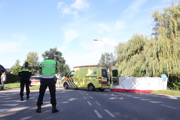 Een fietser overleed donderdagochtend in Ammerzoden. Het 73-jarige slachtoffer kwam in botsing met een bestelbus.