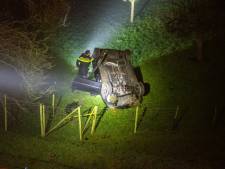 Auto slaat meermaals over de kop in Kedichem, bestuurder klimt er zelf uit
