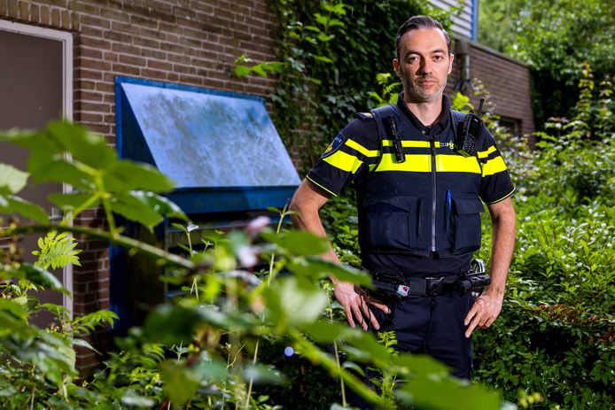 Wijkagent Menion Heutink in een achterafhofje bij sporthal De Kubus in Oud-Heusden.