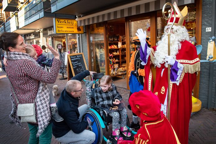 Sinterklaas en Pieten bezoeken de Touwslagersbaan in Wijchen.