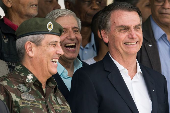 Foto uit november 2018: toenmalig stafchef Walter Souza Braga Netto naast Bolsonaro.  Sinds eind maart is de militair de nieuwe minister van defensie.
