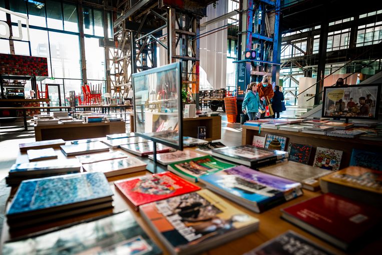 Bezoekers in bibliotheek LocHal in Tilburg. De bibliotheek werd vorig jaar verkozen tot 'Beste Bibliotheek van Nederland'.  Beeld Hollandse Hoogte /  ANP