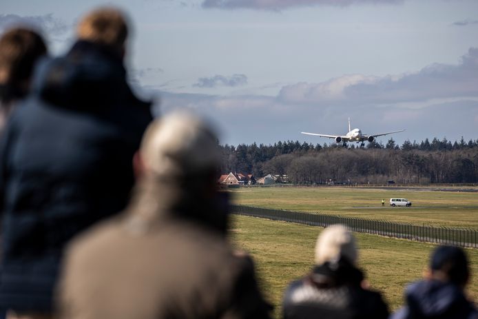 Een Boeing 777 van Virgin Australia landt op Twente Airport voor ontmanteling bij het bedrijf AELS op de luchthaven.