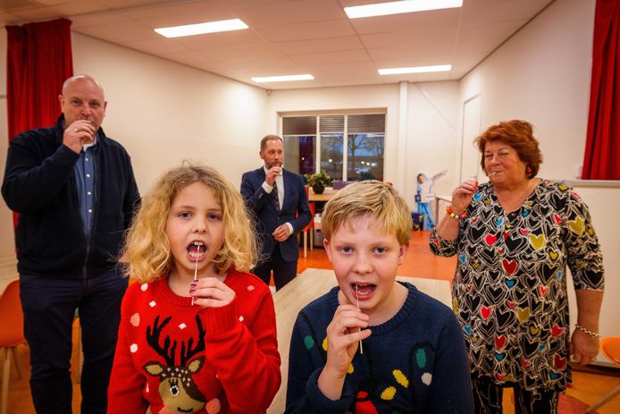 Annelie en Pepijn van de Admiraal van Kinsbergenschool in Elburg demonstreerden de PCR-lolly in december. Directeur Els Baauw (rechts) en burgemeester Jan Nathan Rozendaal (midden) deden enthousiast mee.