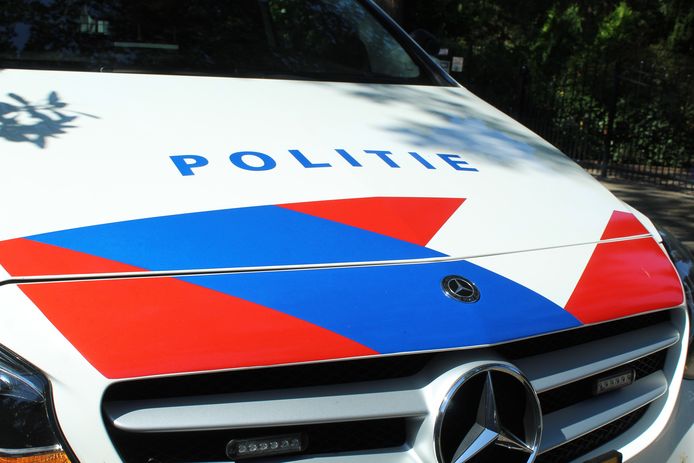 Een agent snapte in Alphen een automobilist die niet alleen zat te bellen, maar ook drugs in de wagen had liggen.