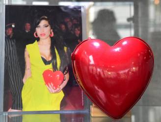 Veiling souvenirs Amy Winehouse is groot succes: hartvormige Moschino-handtas brengt 177.000 euro op