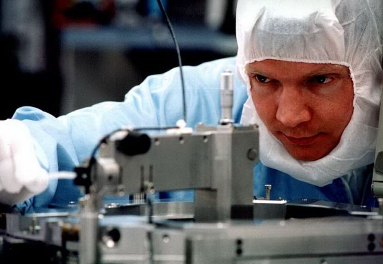 Een werknemer van ASML, een van de snel herstellende bedrijven van Nederland, voert controles uit op apparatuur voor de productie van chips. (ASML) Beeld 