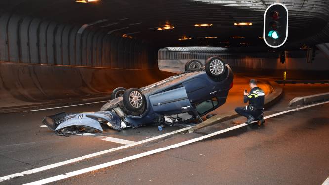 Alweer auto over de kop in Willemstunnel in Arnhem